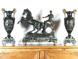 une statue représentant un homme à cheval posée sur une commode
