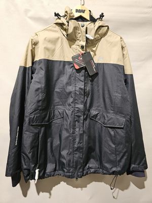 l'image d'une veste suspendue à un cintre sur un mur