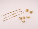 une collection de bijoux en or comprenant des bagues, des bracelets et des anneaux