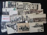 beaucoup de vieilles cartes postales posées sur une table noire