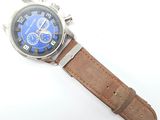 gros plan d'une montre-bracelet sur une surface blanche