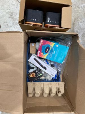 une boîte en carton contenant un certain nombre d'objets