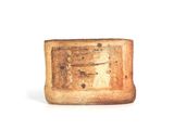 un vase marron orné d'un motif marron