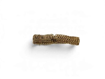 gros plan d'une bague en or sur fond blanc