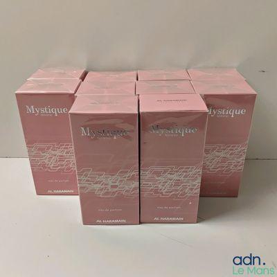 quatre boîtes de crème hydratante Mystique posées sur une table blanche