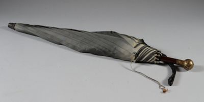 un parapluie muni d'un manche en bois