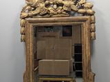 un miroir posé sur une table dans une pièce