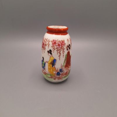 JAPON Petit vase en porcelaine à décor polychrome. XXe siècl…