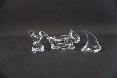 deux figurines en verre transparent représentant un chien et un chat