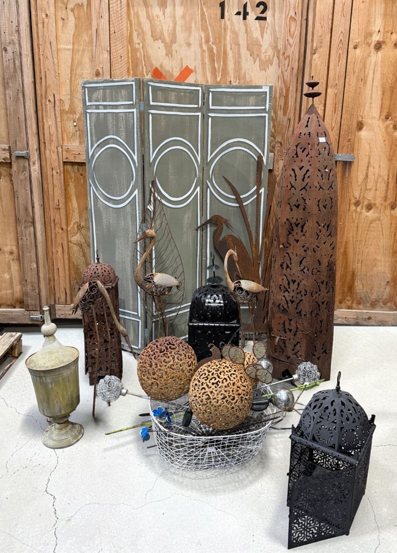 Décoration de jardin comprenant oiseaux en fer soudé, lampes…