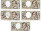 six images différentes d'une série de cinq billets différents, dont l'un porte le portrait d'un homme