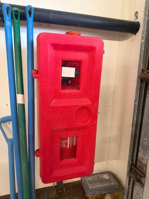 une borne d'incendie rouge à côté d'une borne d'incendie bleue dans un garage