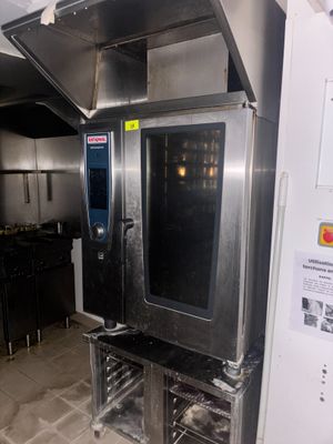 une image d'un four commercial dans une cuisine commerciale