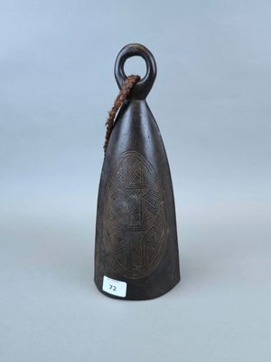 une image représentant une cloche noire entourée d'une corde