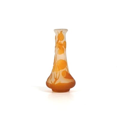 un vase en verre orné d'un motif floral