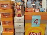 des paquets de chips empilés sur un chariot dans un magasin