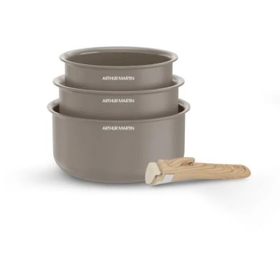 trois bols et une spatule en bois empilés les uns sur les autres