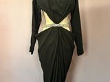 une robe noire avec une ceinture dorée sur un mannequin, un mannequin, un mannequin, un mannequin, un mannequin, un mannequin, un mannequin, un mannequin, un mannequin, un mannequin, un mannequin, un mannequin, un mannequin, un mannequin, un mannequin, un mannequin, un mannequin, un mannequin, un mannequin, un mannequin, un mannequin, un mannequin, un mannequin, un mannequin, un mannequin, un mannequin, un mannequin, un mannequin, un mannequin, un mannequin, un mannequin, un mannequin, un manne