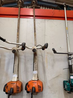 de nombreux outils accrochés au mur du garage