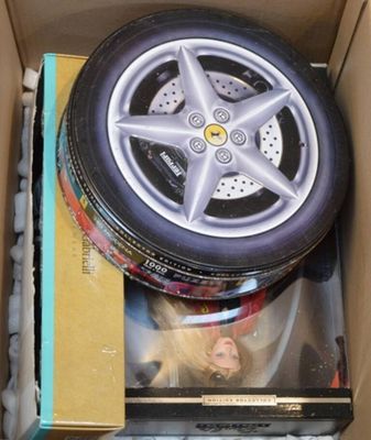 une boîte contenant une roue de voiture