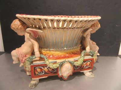 88.65 - JARDINIERE EN CERAMIQUE, CORBEILLE AVEC "PUTTI" - Lo…