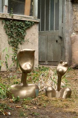 une statue représentant un homme et une femme dans la cour