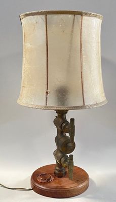 une lampe posée sur une table et munie d'un abat-jour