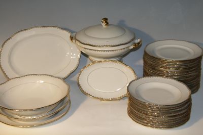 Partie de service en porcelaine blanche à frise dorée en bor…