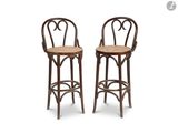 une paire de tabourets en bois avec des assises en osier, sur fond blanc