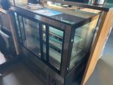 une vitrine en verre contenant beaucoup de nourriture