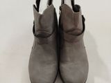 l'arrière d'une paire de bottes grises à talon noir