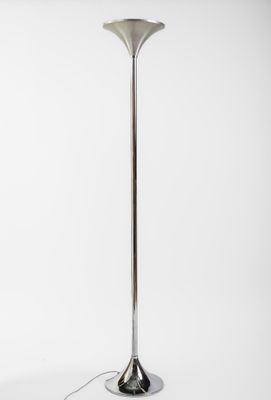 un lampadaire argenté posé sur une surface blanche, avec un fond blanc