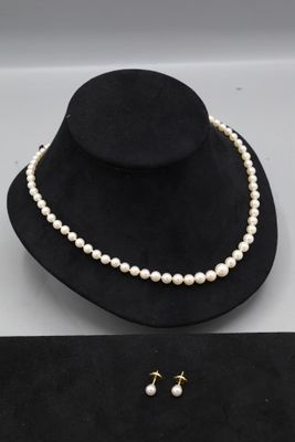 Parure en or 18K 750 millièmes sertie de soixante-dix neuf p…