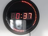 une horloge qui affiche l'heure dans le miroir
