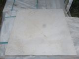 une photo d'un morceau de marbre blanc posé sur une feuille de plastique