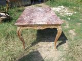 une table dont le plateau est en marbre