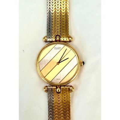 une image d'un gros plan d'une montre-bracelet sur une surface blanche