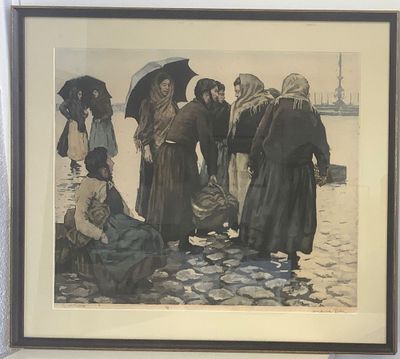 une photo d'un groupe de personnes avec des parapluies sur la plage