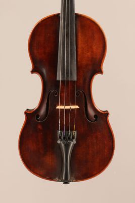 un vieux violon avec un archet sur fond blanc