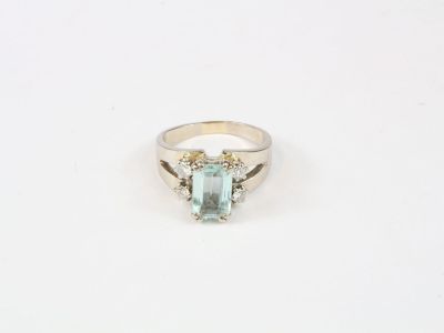 Bague en or gris et platine sertie d'une aigue-marine rectan…