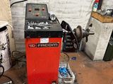 une machine rouge qui se trouve dans un garage