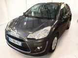 La voiture est garée dans la salle blanche du showroom.