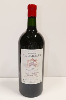 une bouteille de vin posée sur une table