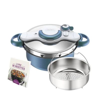 un gros plan sur une casserole avec un panier vapeur et un livre de cuisine