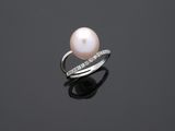 une bague en perles de culture et diamants