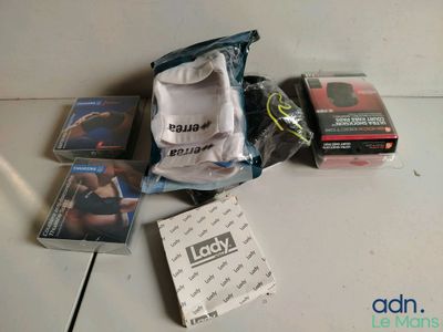 un grand nombre d'objets posés sur une table