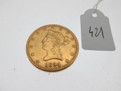 gros plan d'une pièce de monnaie portant une étiquette de prix