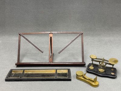 Lot comprenant: Support de partition pliable, balance, encri…