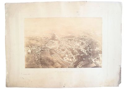 une photo d'une vieille photo d'une ville vue du ciel