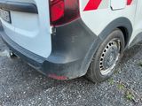 une camionnette garée sur le côté de la route